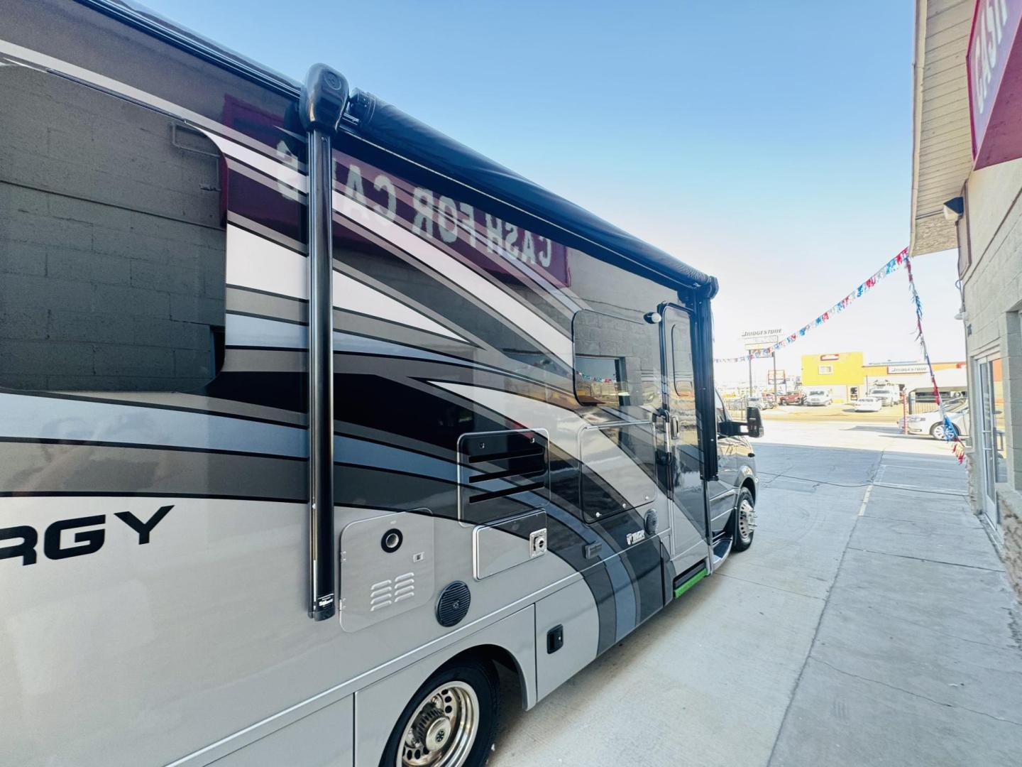 2017 Ming Blue Thor Sprinter 3500 170-in. WB (WDAPF4CC1G9) with an 3.0L V6 DOHC 24V TURBO DIESEL engine, 7A transmission, located at 2190 Hwy 95, Bullhead City, AZ, 86442, (928) 704-0060, 0.000000, 0.000000 - 2017 Thor Mercedes benz motorhome. 24ft. SP24 Synergy. Only 21k miles. recently serviced. Diesel engine, diesel generator. LED lighting outside. 3 tv's outdoor entertainment tv. electric awning. Tow package. on 3500 chassis. . 2 electric slide outs. Queen size rear bed. Front bed and couch folds - Photo#10