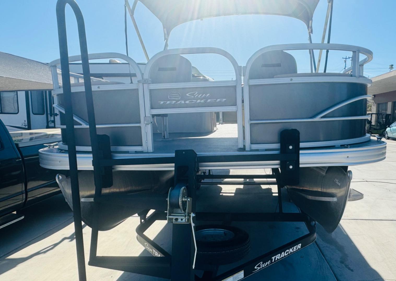 2017 tan Suntracker Fishin Barge 22 DLX , located at 2190 Hwy 95, Bullhead City, AZ, 86442, (928) 704-0060, 0.000000, 0.000000 - On consignment. this super clean 2017 Suntracker Fishing Barge 22DLX. Only 80 hours on the engine. Always covered. Looks like new. 115 4 stroke engine. Recently serviced. spare tire. fish finder. livewell. lots of extras. Well taken care of . carpet and interior in great shape. Free and clear title. - Photo#4