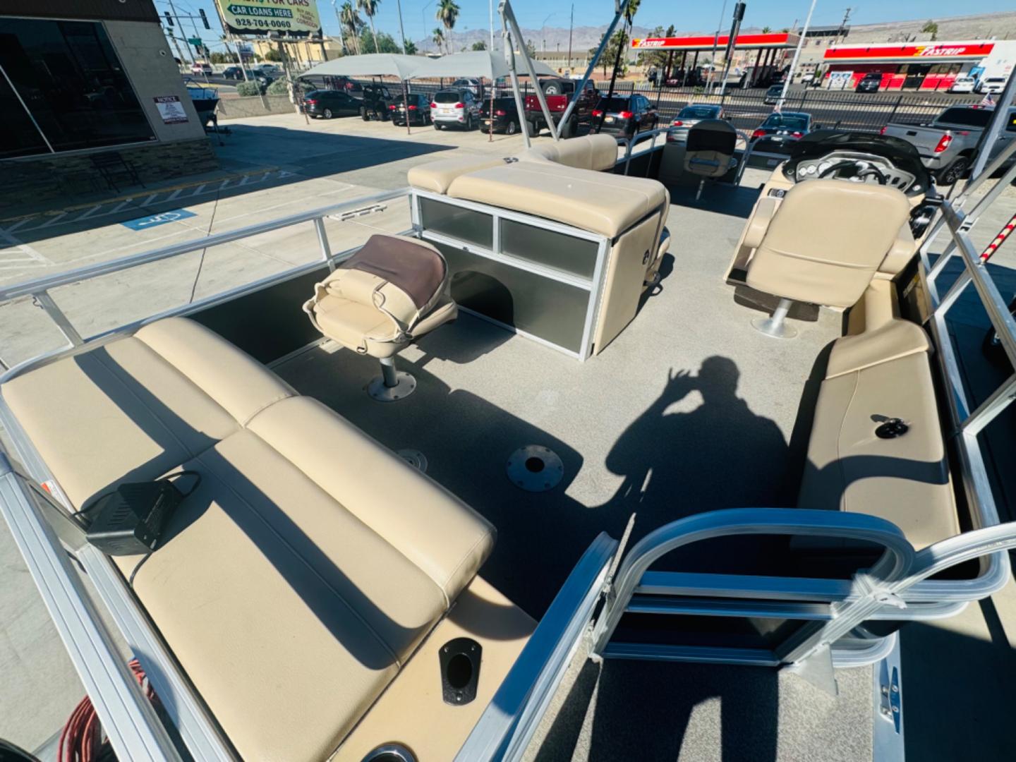 2017 tan Suntracker Fishin Barge 22 DLX , located at 2190 Hwy 95, Bullhead City, AZ, 86442, (928) 704-0060, 0.000000, 0.000000 - On consignment. this super clean 2017 Suntracker Fishing Barge 22DLX. Only 80 hours on the engine. Always covered. Looks like new. 115 4 stroke engine. Recently serviced. spare tire. fish finder. livewell. lots of extras. Well taken care of . carpet and interior in great shape. Free and clear title. - Photo#12