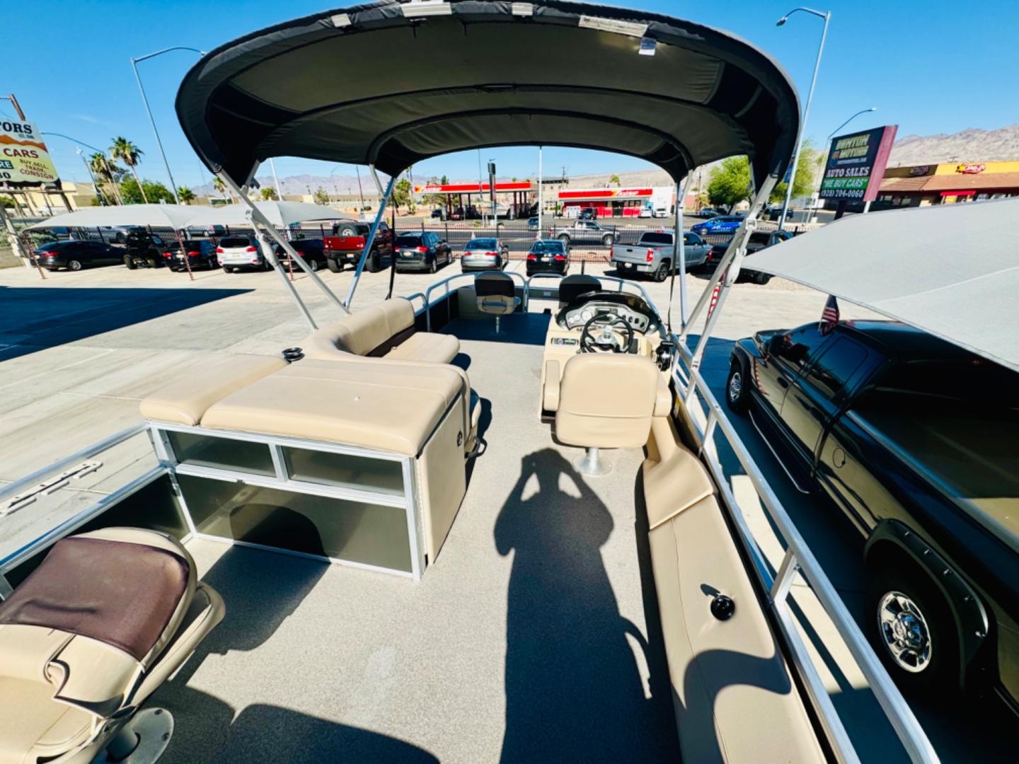 2017 tan Suntracker Fishin Barge 22 DLX , located at 2190 Hwy 95, Bullhead City, AZ, 86442, (928) 704-0060, 0.000000, 0.000000 - On consignment. this super clean 2017 Suntracker Fishing Barge 22DLX. Only 80 hours on the engine. Always covered. Looks like new. 115 4 stroke engine. Recently serviced. spare tire. fish finder. livewell. lots of extras. Well taken care of . carpet and interior in great shape. Free and clear title. - Photo#11