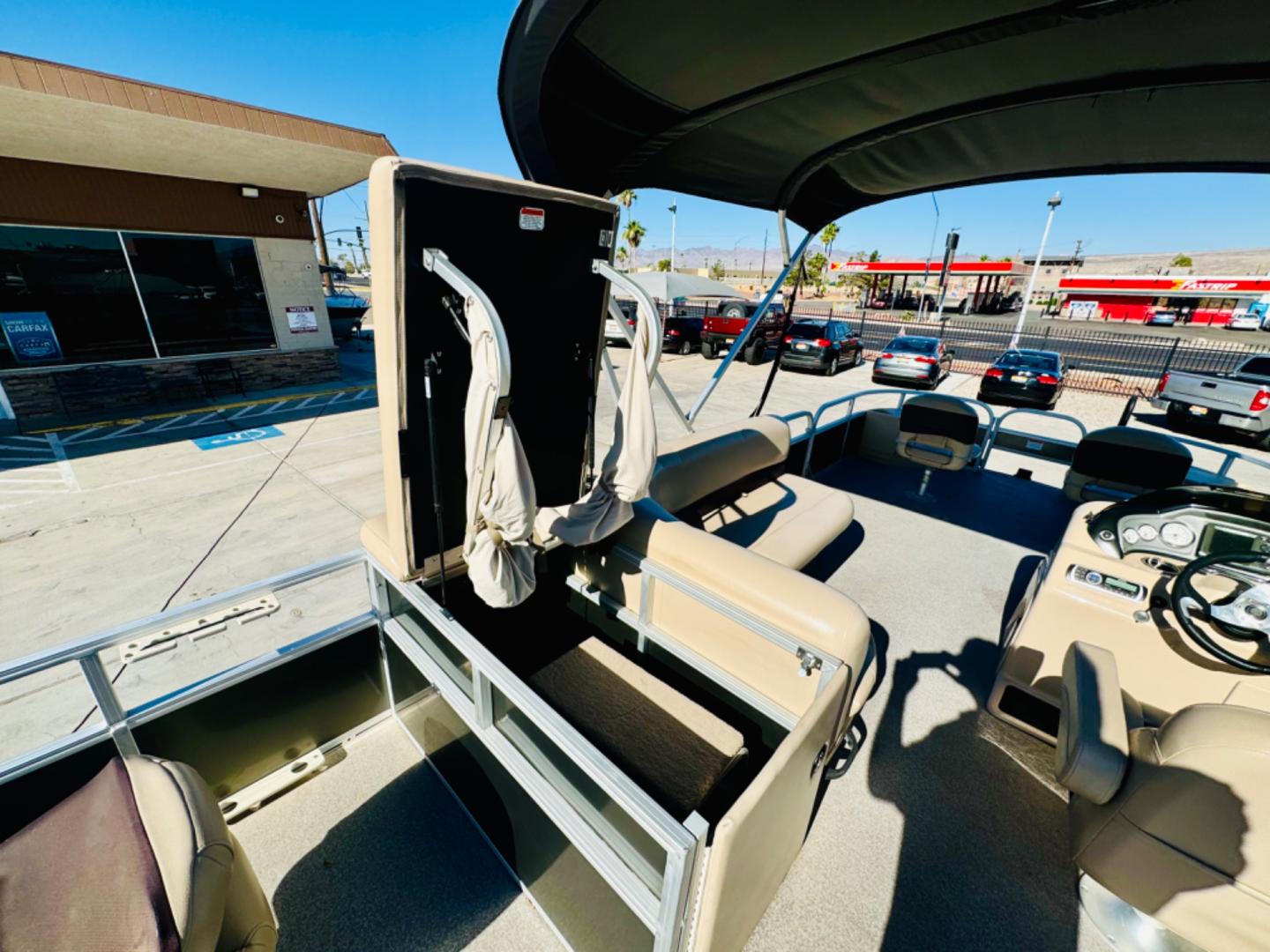 2017 tan Suntracker Fishin Barge 22 DLX , located at 2190 Hwy 95, Bullhead City, AZ, 86442, (928) 704-0060, 0.000000, 0.000000 - On consignment. this super clean 2017 Suntracker Fishing Barge 22DLX. Only 80 hours on the engine. Always covered. Looks like new. 115 4 stroke engine. Recently serviced. spare tire. fish finder. livewell. lots of extras. Well taken care of . carpet and interior in great shape. Free and clear title. - Photo#21