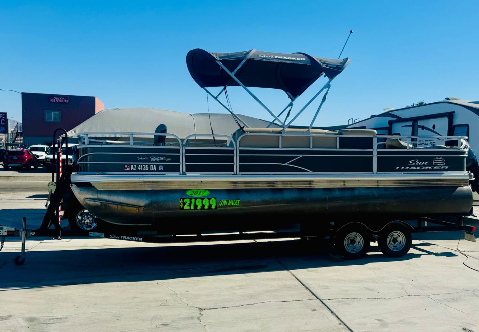 2017 tan Suntracker Fishin Barge 22 DLX , located at 2190 Hwy 95, Bullhead City, AZ, 86442, (928) 704-0060, 0.000000, 0.000000 - On consignment. this super clean 2017 Suntracker Fishing Barge 22DLX. Only 80 hours on the engine. Always covered. Looks like new. 115 4 stroke engine. Recently serviced. spare tire. fish finder. livewell. lots of extras. Well taken care of . carpet and interior in great shape. Free and clear title. - Photo#6