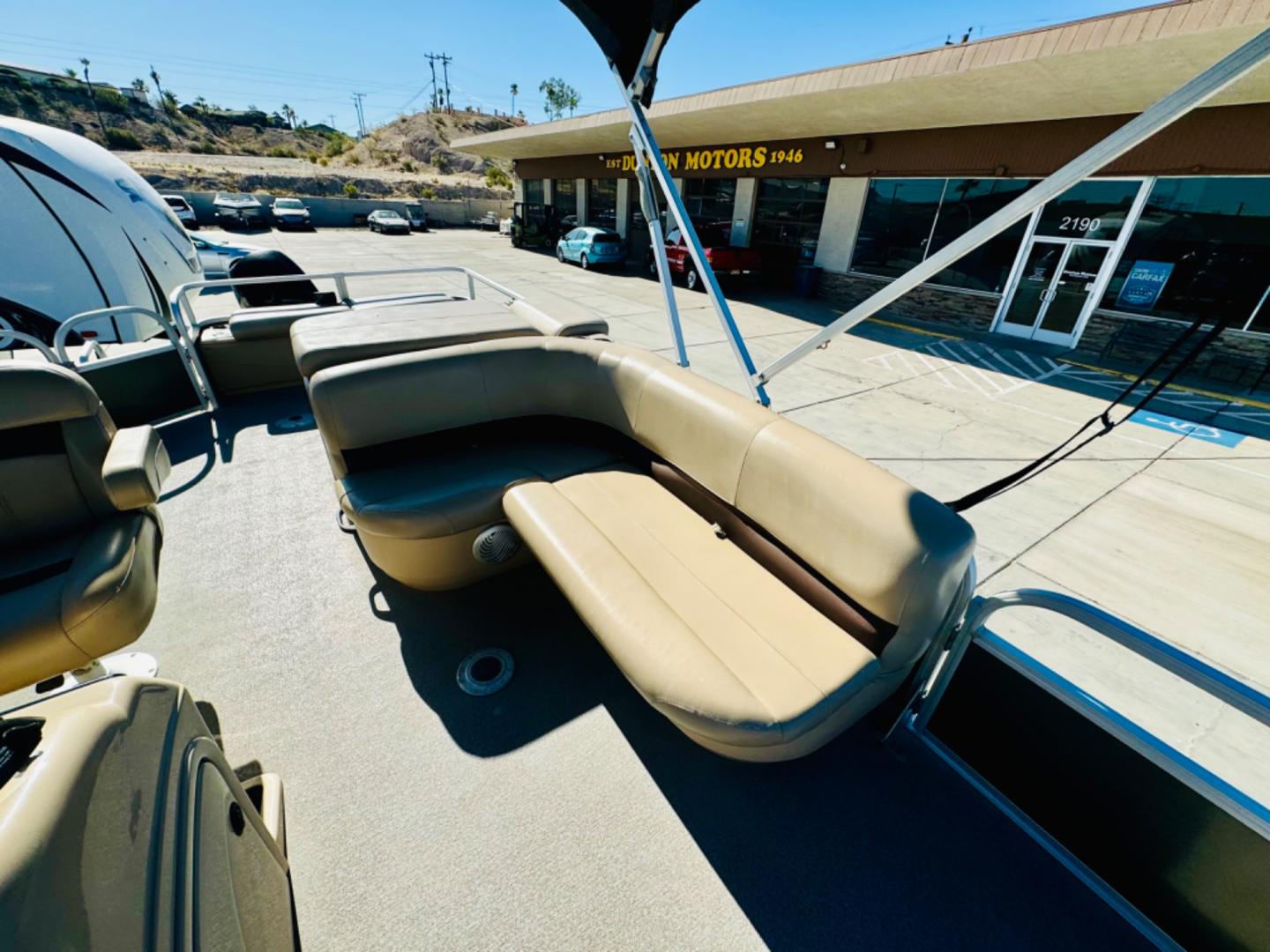 2017 tan Suntracker Fishin Barge 22 DLX , located at 2190 Hwy 95, Bullhead City, AZ, 86442, (928) 704-0060, 0.000000, 0.000000 - On consignment. this super clean 2017 Suntracker Fishing Barge 22DLX. Only 80 hours on the engine. Always covered. Looks like new. 115 4 stroke engine. Recently serviced. spare tire. fish finder. livewell. lots of extras. Well taken care of . carpet and interior in great shape. Free and clear title. - Photo#18