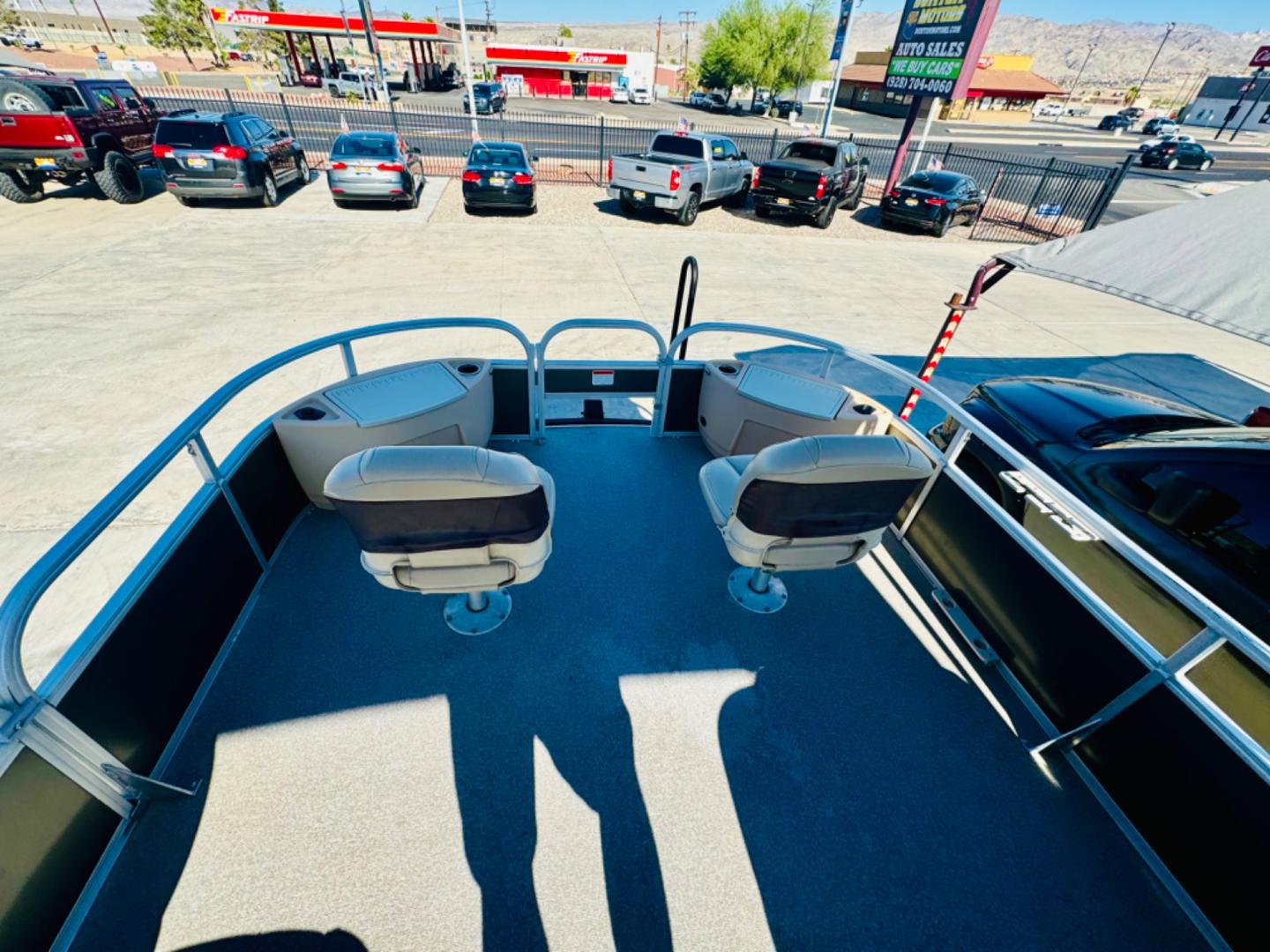 2017 tan Suntracker Fishin Barge 22 DLX , located at 2190 Hwy 95, Bullhead City, AZ, 86442, (928) 704-0060, 0.000000, 0.000000 - On consignment. this super clean 2017 Suntracker Fishing Barge 22DLX. Only 80 hours on the engine. Always covered. Looks like new. 115 4 stroke engine. Recently serviced. spare tire. fish finder. livewell. lots of extras. Well taken care of . carpet and interior in great shape. Free and clear title. - Photo#17