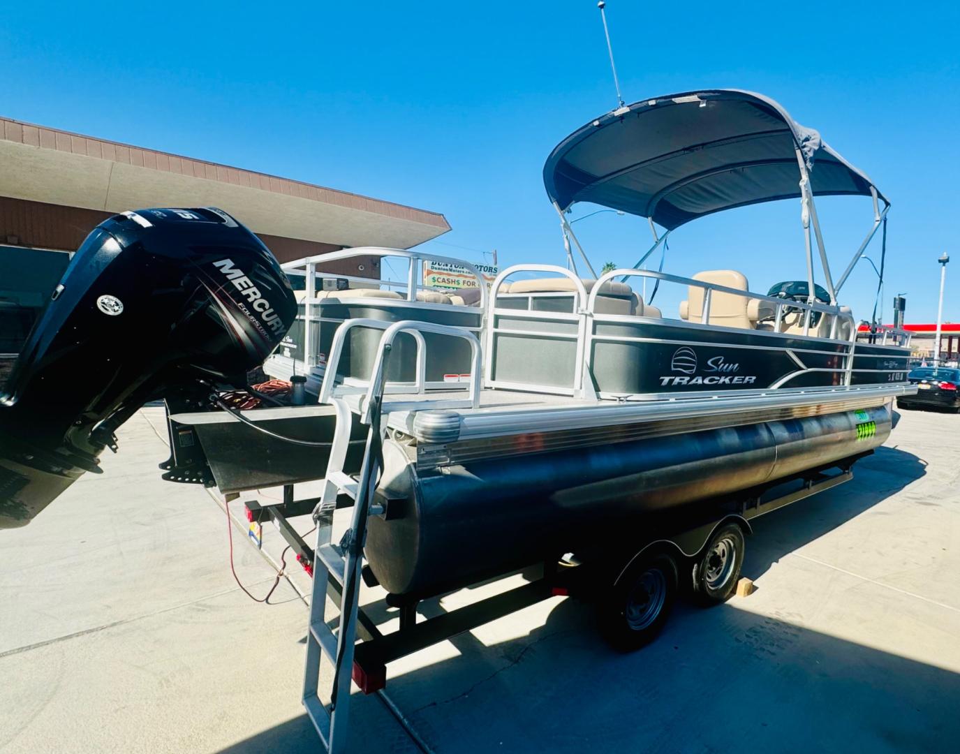 2017 tan Suntracker Fishin Barge 22 DLX , located at 2190 Hwy 95, Bullhead City, AZ, 86442, (928) 704-0060, 0.000000, 0.000000 - On consignment. this super clean 2017 Suntracker Fishing Barge 22DLX. Only 80 hours on the engine. Always covered. Looks like new. 115 4 stroke engine. Recently serviced. spare tire. fish finder. livewell. lots of extras. Well taken care of . carpet and interior in great shape. Free and clear title. - Photo#10