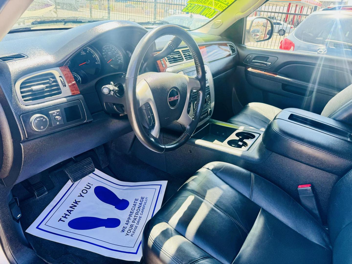 2014 /black GMC Yukon SLT 2WD (1GKS1CE00ER) with an 5.3L V8 OHV 16V FFV engine, 6-Speed Automatic transmission, located at 2190 Hwy 95, Bullhead City, AZ, 86442, (928) 704-0060, 0.000000, 0.000000 - 2014 GMC Yukon SLT. Leather , loaded. 3rd row seating, tow package, backup camera , . 2 owner clean carfax. Only 84,000 miles. Brand new tires. Free warranty. Free carfax. 5.3 V8. financing available for qualified buyers - Photo#10