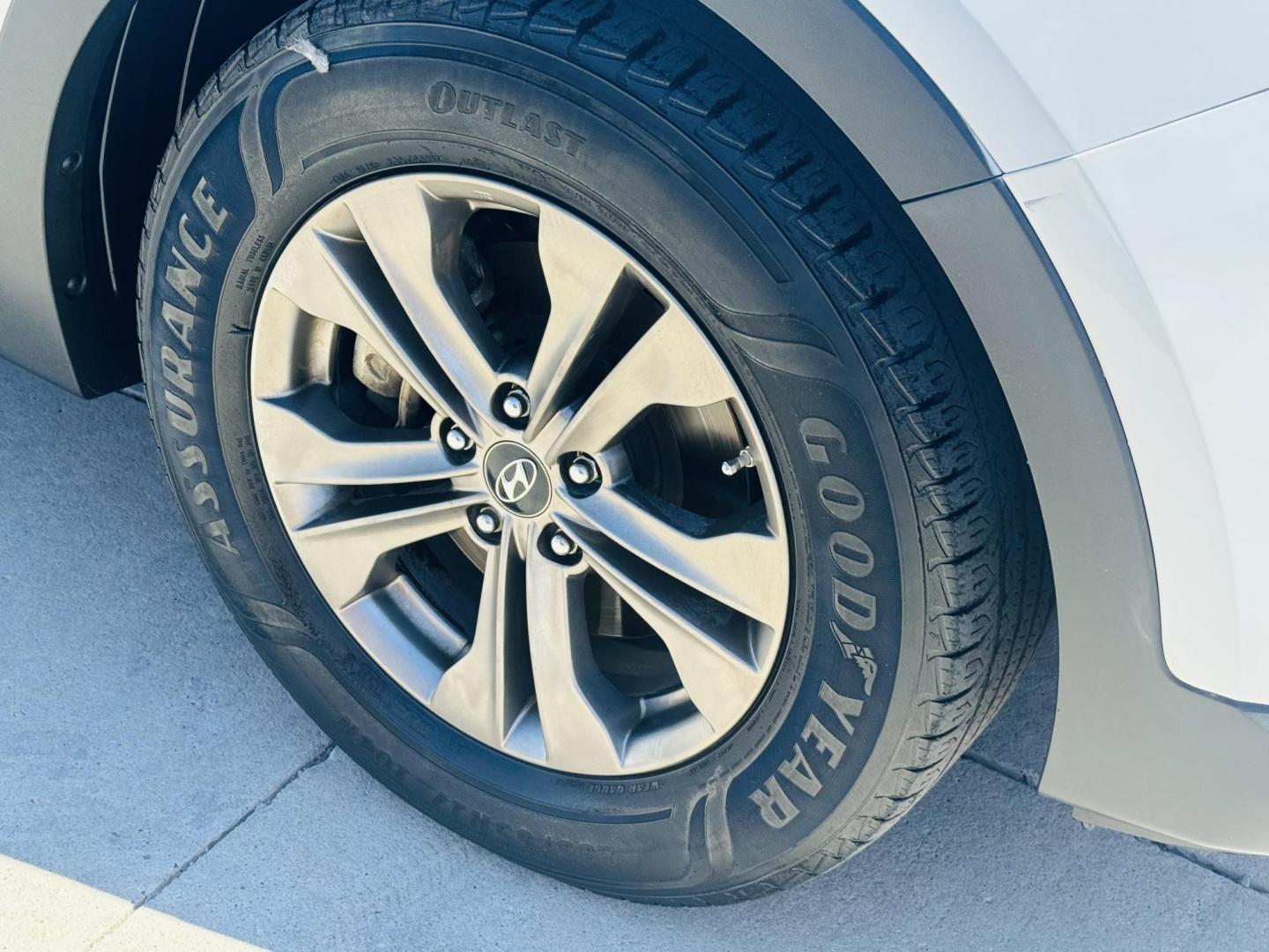 2013 White Hyundai Santa Fe Sport 2.4 FWD (5XYZT3LB4DG) with an 2.4L L4 DOHC 16V engine, 6-Speed Automatic transmission, located at 2190 Hwy 95, Bullhead City, AZ, 86442, (928) 704-0060, 0.000000, 0.000000 - Photo#9