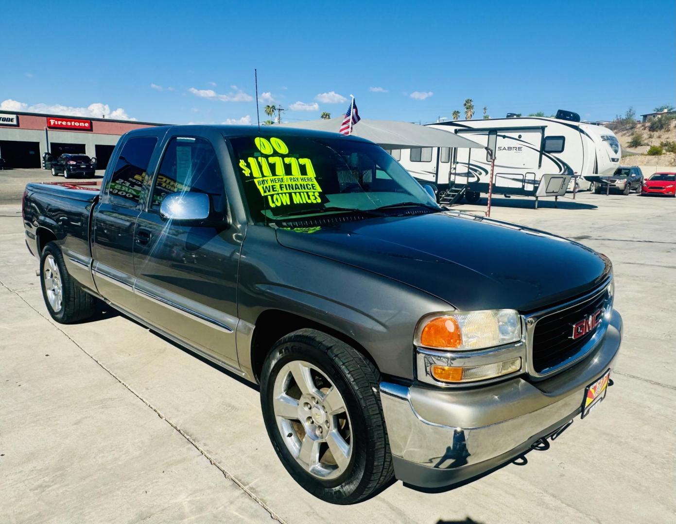 2000 grey GMC Sierra 1500 SL Ext. Cab 3-Door Long Bed 2WD (2GTEC19T4Y1) with an 5.3L V8 OHV 16V engine, 4-Speed Automatic Overdrive transmission, located at 2190 Hwy 95, Bullhead City, AZ, 86442, (928) 704-0060, 0.000000, 0.000000 - Photo#1