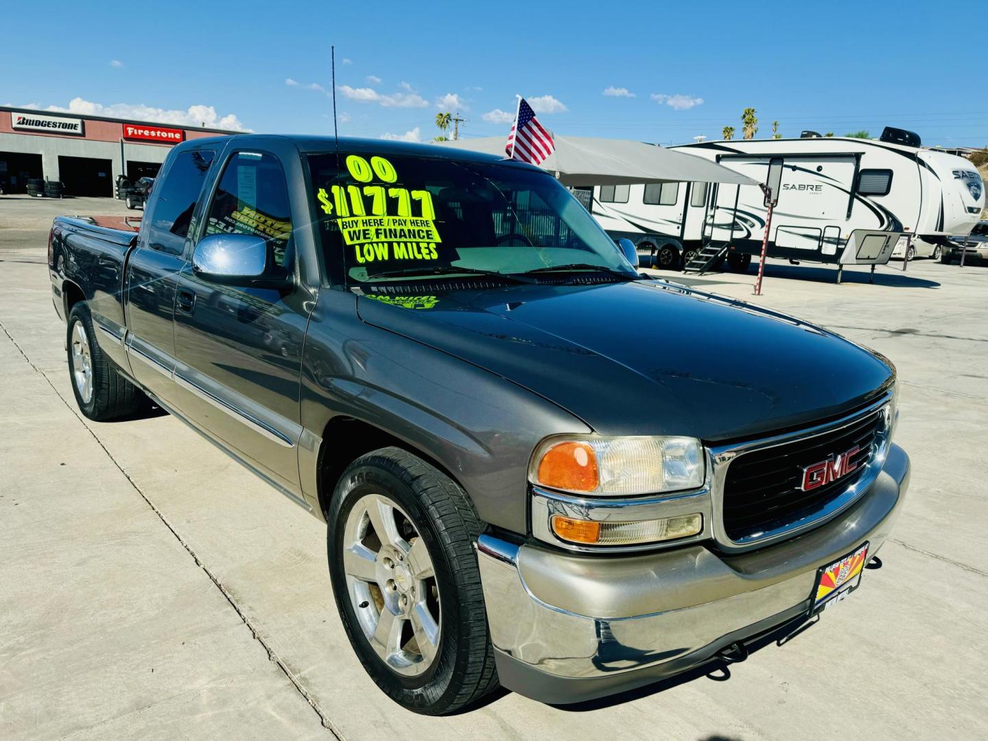 2000 grey GMC Sierra 1500 SL Ext. Cab 3-Door Long Bed 2WD (2GTEC19T4Y1) with an 5.3L V8 OHV 16V engine, 4-Speed Automatic Overdrive transmission, located at 2190 Hwy 95, Bullhead City, AZ, 86442, (928) 704-0060, 0.000000, 0.000000 - Photo#0