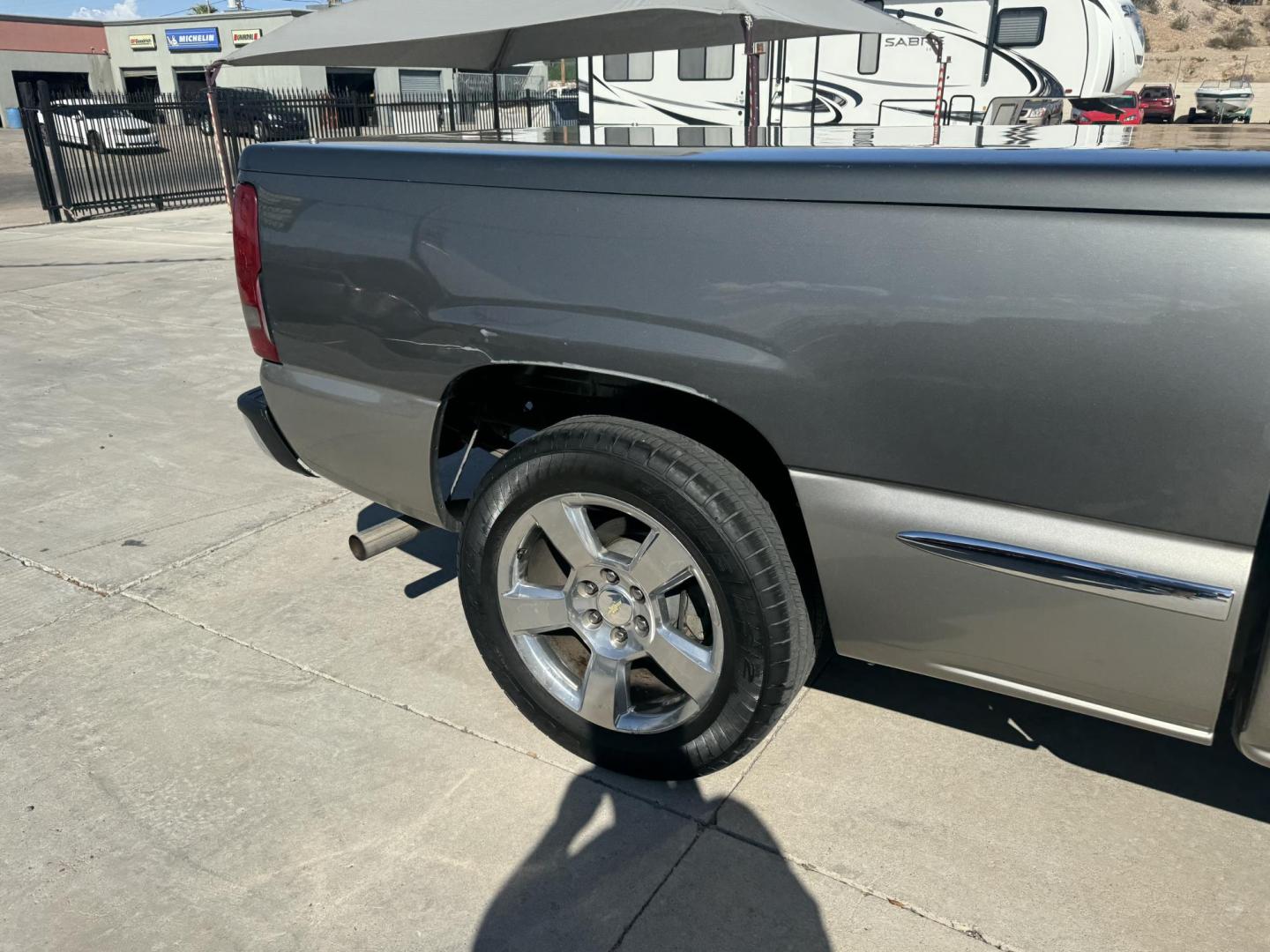 2000 grey GMC Sierra 1500 SL Ext. Cab 3-Door Long Bed 2WD (2GTEC19T4Y1) with an 5.3L V8 OHV 16V engine, 4-Speed Automatic Overdrive transmission, located at 2190 Hwy 95, Bullhead City, AZ, 86442, (928) 704-0060, 0.000000, 0.000000 - Photo#7