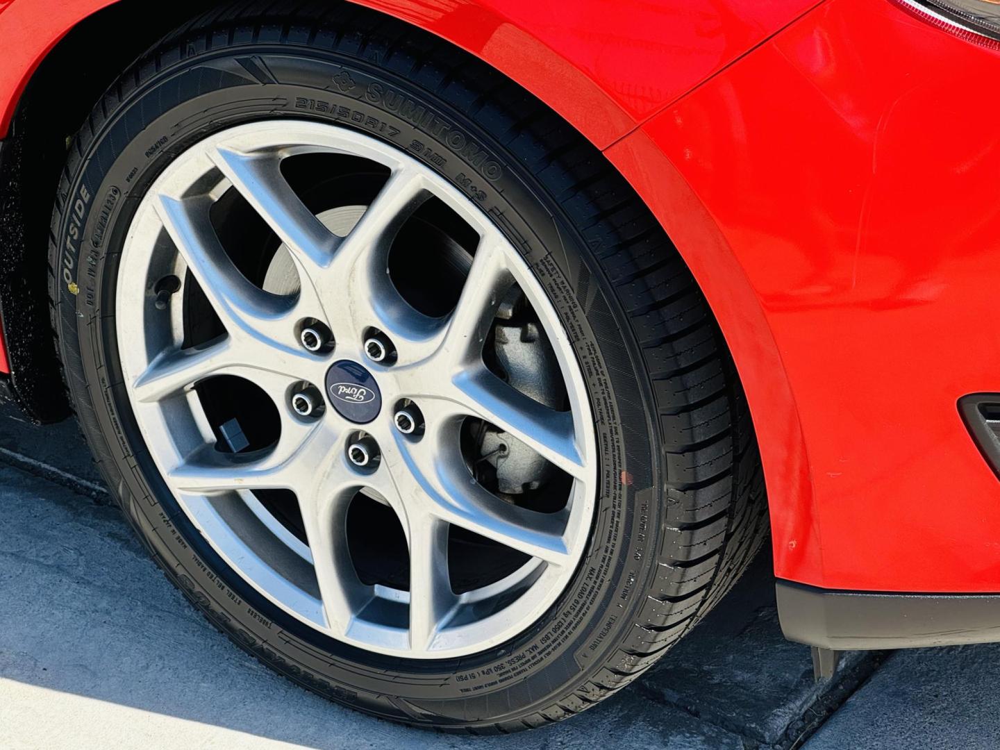 2015 Red Ford Focus SE Sedan (1FADP3F27FL) with an 2.0L L4 DOHC 16V engine, located at 2190 Hwy 95, Bullhead City, AZ, 86442, (928) 704-0060, 0.000000, 0.000000 - Photo#4