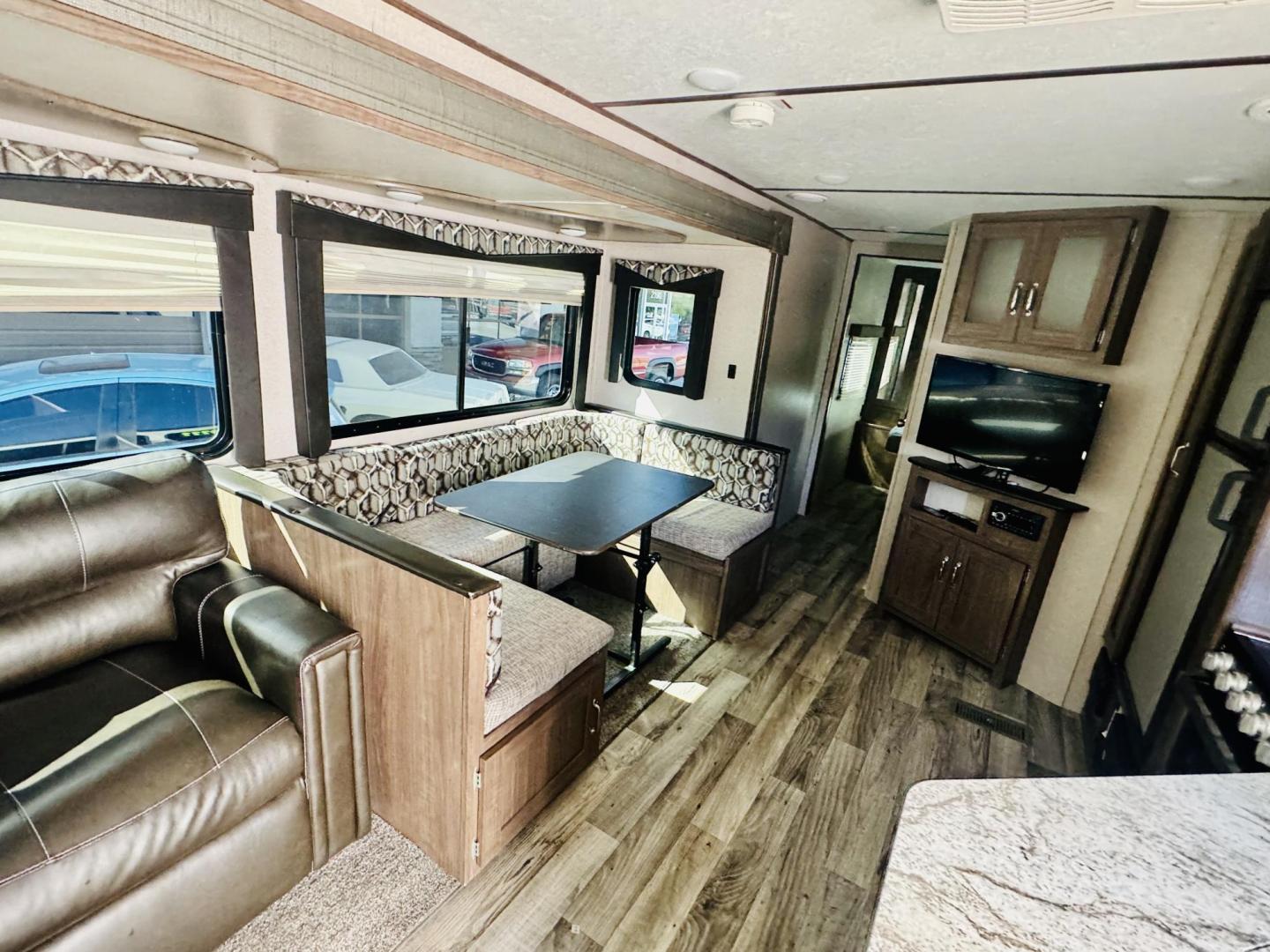 2019 White Keystone travel trailer hideout 26RL , located at 2190 Hwy 95, Bullhead City, AZ, 86442, (928) 704-0060, 0.000000, 0.000000 - 2019 Keystone 26RL. Hideout model. 26 ft. brand new batterie. 1 slideout . super clean. great travel trailer. everything works. sleep up to 6. 1 owner. Free and clear title. - Photo#10