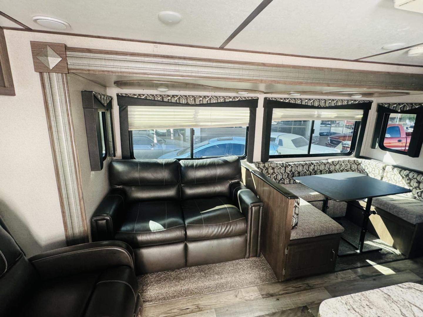 2019 White Keystone travel trailer hideout 26RL , located at 2190 Hwy 95, Bullhead City, AZ, 86442, (928) 704-0060, 0.000000, 0.000000 - 2019 Keystone 26RL. Hideout model. 26 ft. brand new batterie. 1 slideout . super clean. great travel trailer. everything works. sleep up to 6. 1 owner. Free and clear title. - Photo#11