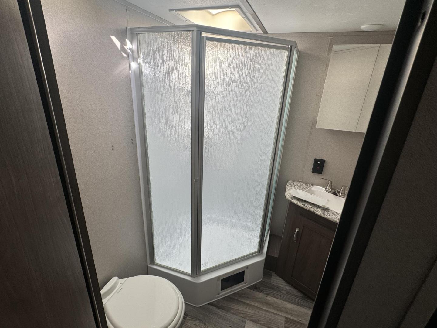 2019 White Keystone travel trailer hideout 26RL , located at 2190 Hwy 95, Bullhead City, AZ, 86442, (928) 704-0060, 0.000000, 0.000000 - 2019 Keystone 26RL. Hideout model. 26 ft. brand new batterie. 1 slideout . super clean. great travel trailer. everything works. sleep up to 6. 1 owner. Free and clear title. - Photo#14