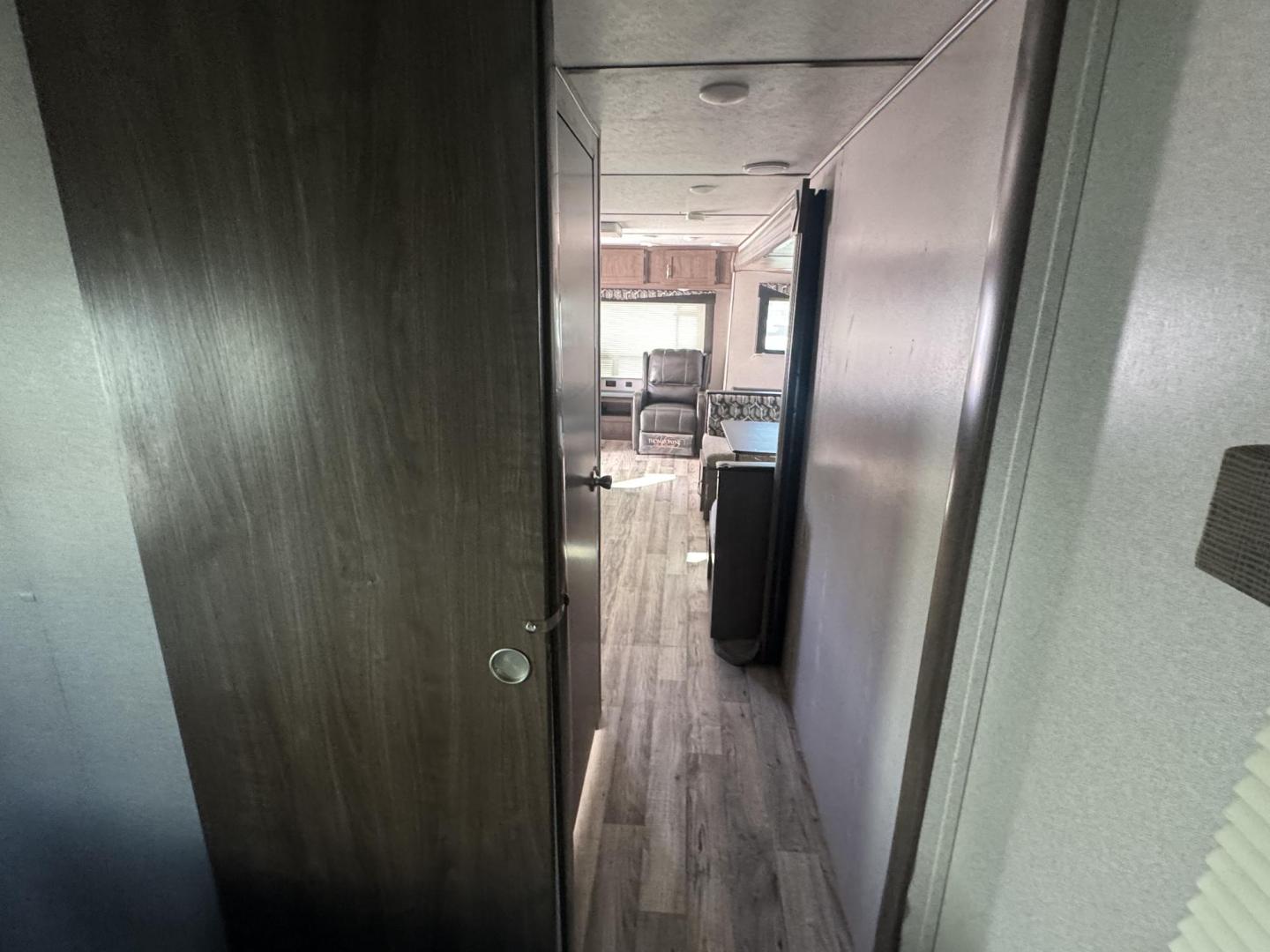 2019 White Keystone travel trailer hideout 26RL , located at 2190 Hwy 95, Bullhead City, AZ, 86442, (928) 704-0060, 0.000000, 0.000000 - 2019 Keystone 26RL. Hideout model. 26 ft. brand new batterie. 1 slideout . super clean. great travel trailer. everything works. sleep up to 6. 1 owner. Free and clear title. - Photo#15