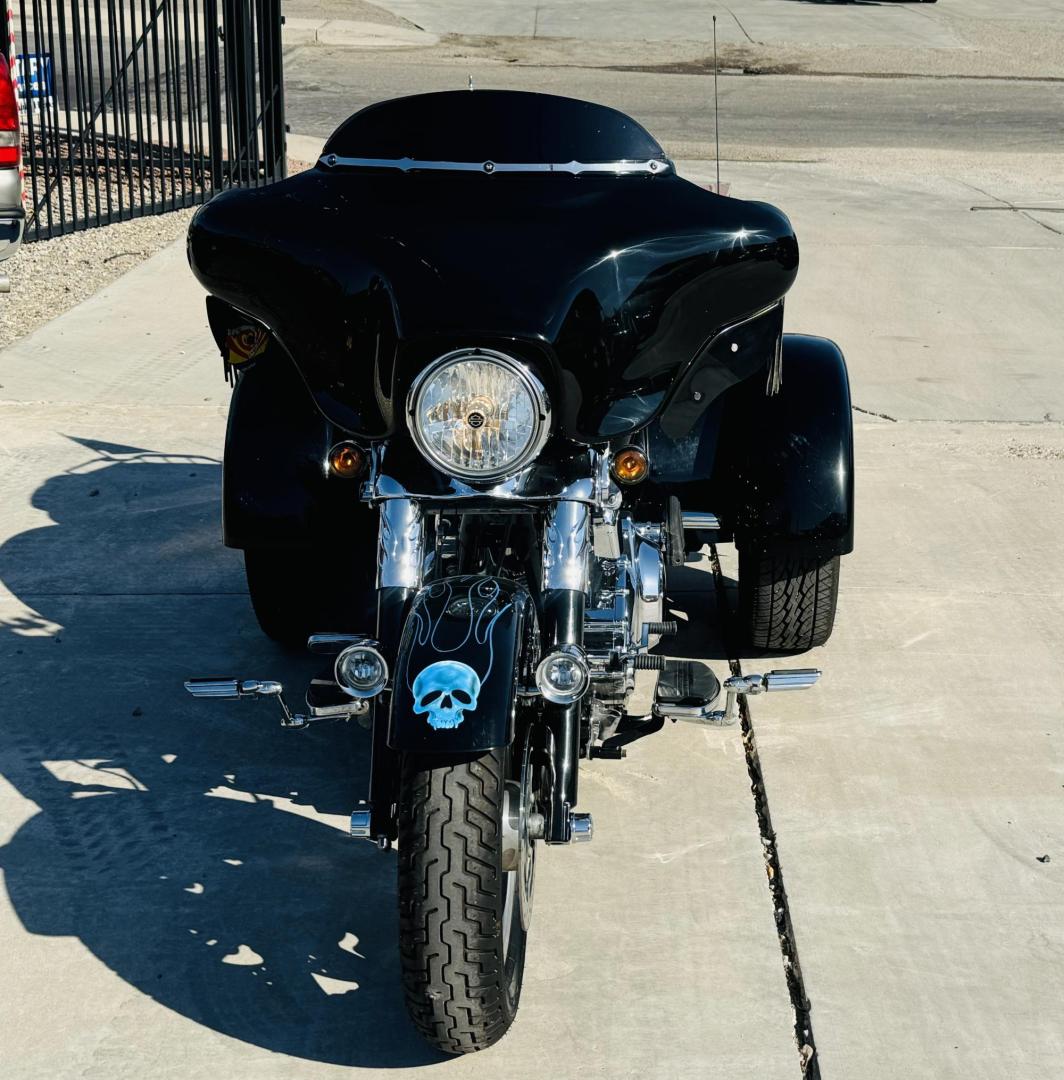 2010 Black /black Harley-Davidson FLHXXX - (1HD1MBM37AB) , located at 2190 Hwy 95, Bullhead City, AZ, 86442, (928) 704-0060, 0.000000, 0.000000 - 2010 Harley Davidson trike with trailer. custom. super clean . lots of extras, 38k miles. always garaged. has full dresser, radio, full windshield. full cover . dyno jet tuner. custom pin striping. this bikes a looker. custom trailer to match. $17900 o.b.o. free and clear titles for both. - Photo#14