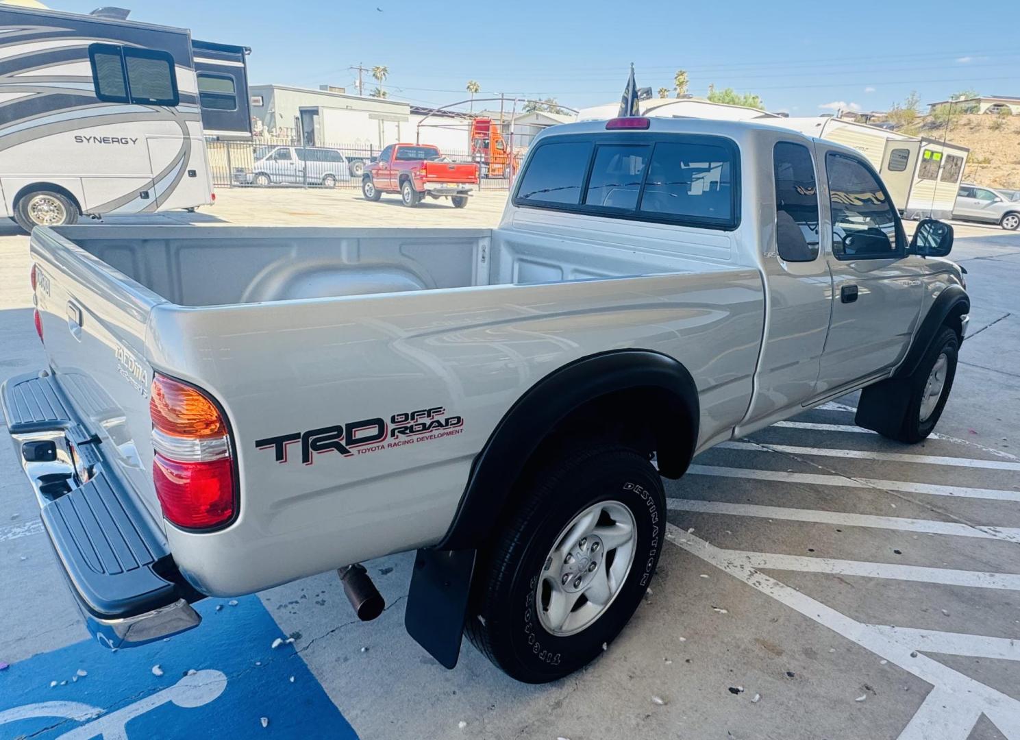 2002 Silver Toyota Tacoma PreRunner Xtracab V6 2WD (5TESN92N82Z) with an 3.4L V6 DOHC 24V engine, 4-Speed Automatic Overdrive transmission, located at 2190 Hwy 95, Bullhead City, AZ, 86442, (928) 704-0060, 0.000000, 0.000000 - Photo#3