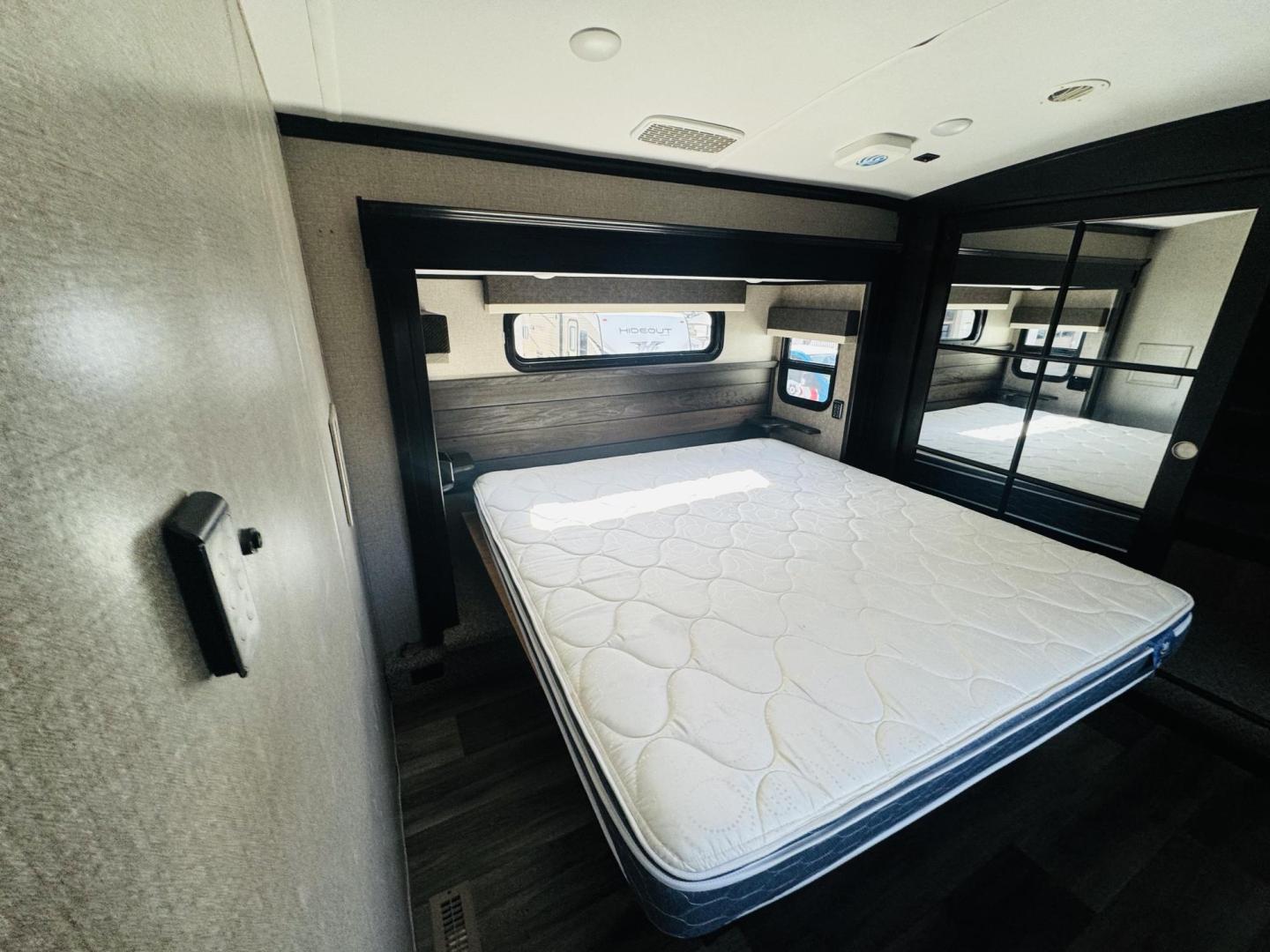 2021 Beige JAYCO 36kpts Pinnacle - (1UJCJ0BV7M1) , located at 2190 Hwy 95, Bullhead City, AZ, 86442, (928) 704-0060, 0.000000, 0.000000 - 2021 Jayco Pinnacle 36kpts. 1 owner. absolutely beautiful. 41ft. 3 slide outs. washer,dryer, satellite dome, solar hookups. backup camera, side camera, 18 cubic feet 2 way residential refrigerator. Modern farmhouse edition. Pinnacle Luxury package upgrade, customer value upgrade. this trailer is the - Photo#14