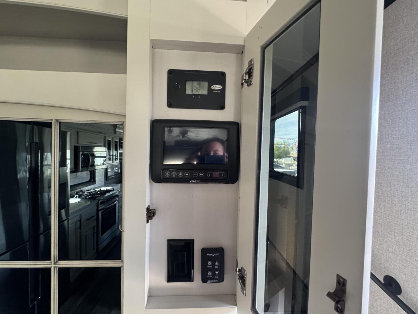 2021 Beige JAYCO 36kpts Pinnacle - (1UJCJ0BV7M1) , located at 2190 Hwy 95, Bullhead City, AZ, 86442, (928) 704-0060, 0.000000, 0.000000 - 2021 Jayco Pinnacle 36kpts. 1 owner. absolutely beautiful. 41ft. 3 slide outs. washer,dryer, satellite dome, solar hookups. backup camera, side camera, 18 cubic feet 2 way residential refrigerator. Modern farmhouse edition. Pinnacle Luxury package upgrade, customer value upgrade. this trailer is the - Photo#18