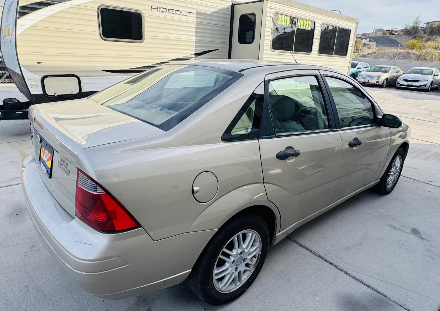 2007 Beige Ford Focus ZX4 S (1FAHP34N07W) with an 2.0L L4 DOHC 16V engine, located at 2190 Hwy 95, Bullhead City, AZ, 86442, (928) 704-0060, 0.000000, 0.000000 - 1 owner. free warranty. free carfax. Arizona car. accident Free. We finance Buy here pay here - Photo#3