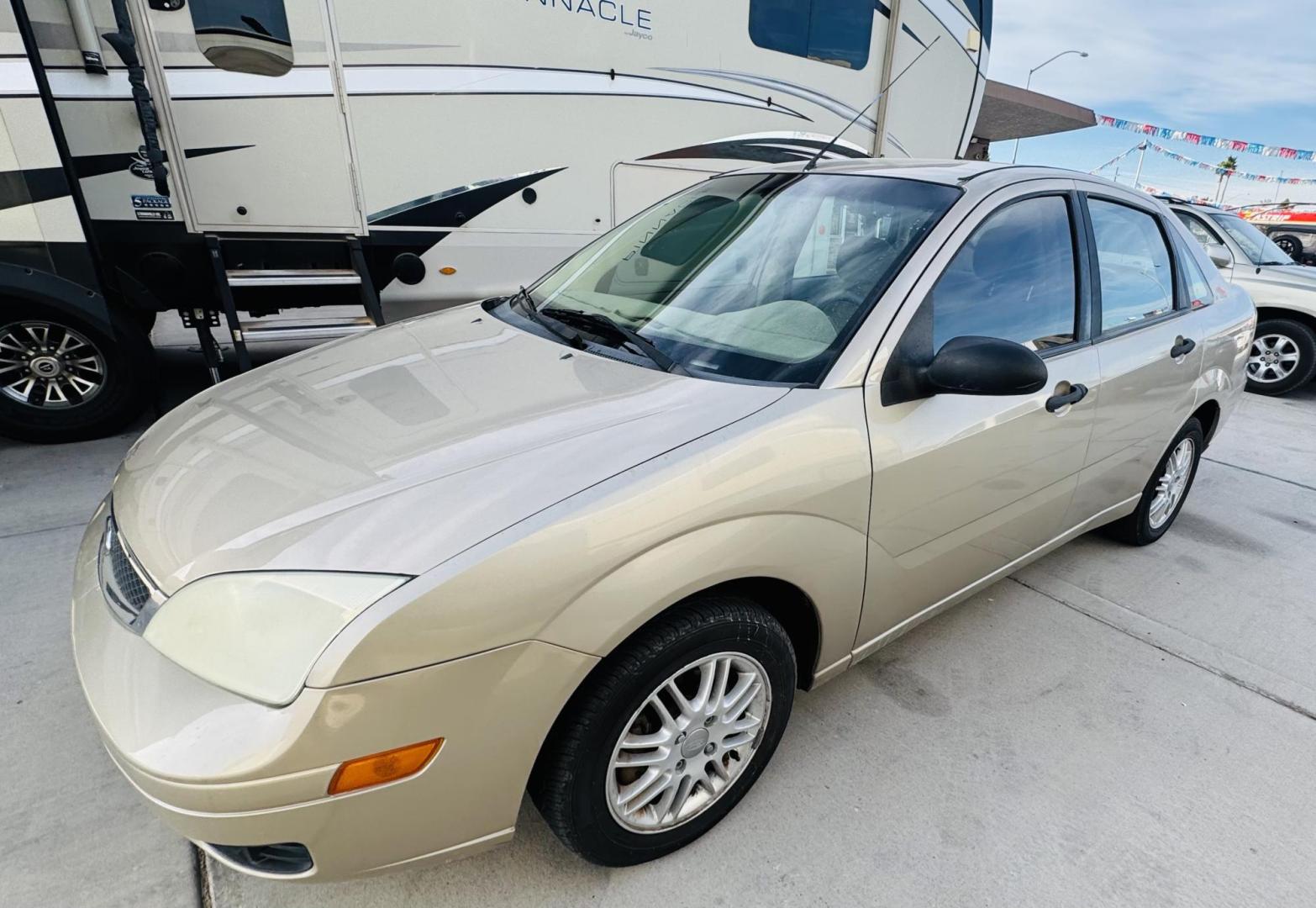 2007 Beige Ford Focus ZX4 S (1FAHP34N07W) with an 2.0L L4 DOHC 16V engine, located at 2190 Hwy 95, Bullhead City, AZ, 86442, (928) 704-0060, 0.000000, 0.000000 - 1 owner. free warranty. free carfax. Arizona car. accident Free. We finance Buy here pay here - Photo#5