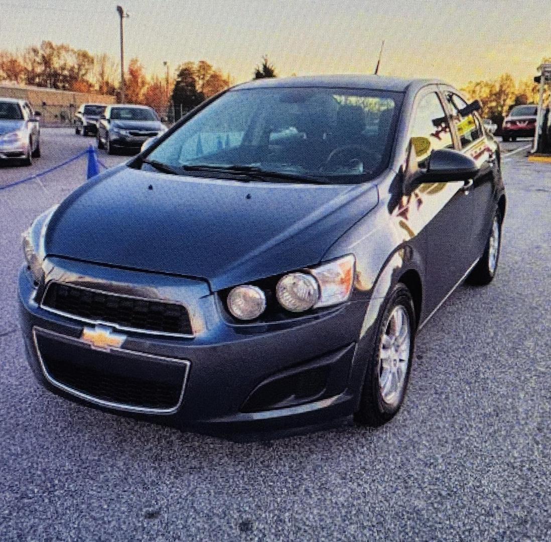 2013 grey Chevrolet Sonic LT Auto 5-Door (1G1JC6SG4D4) with an 1.8L L4 DOHC 24V engine, 6-Speed Automatic transmission, located at 2190 Hwy 95, Bullhead City, AZ, 86442, (928) 704-0060, 0.000000, 0.000000 - Photo#0