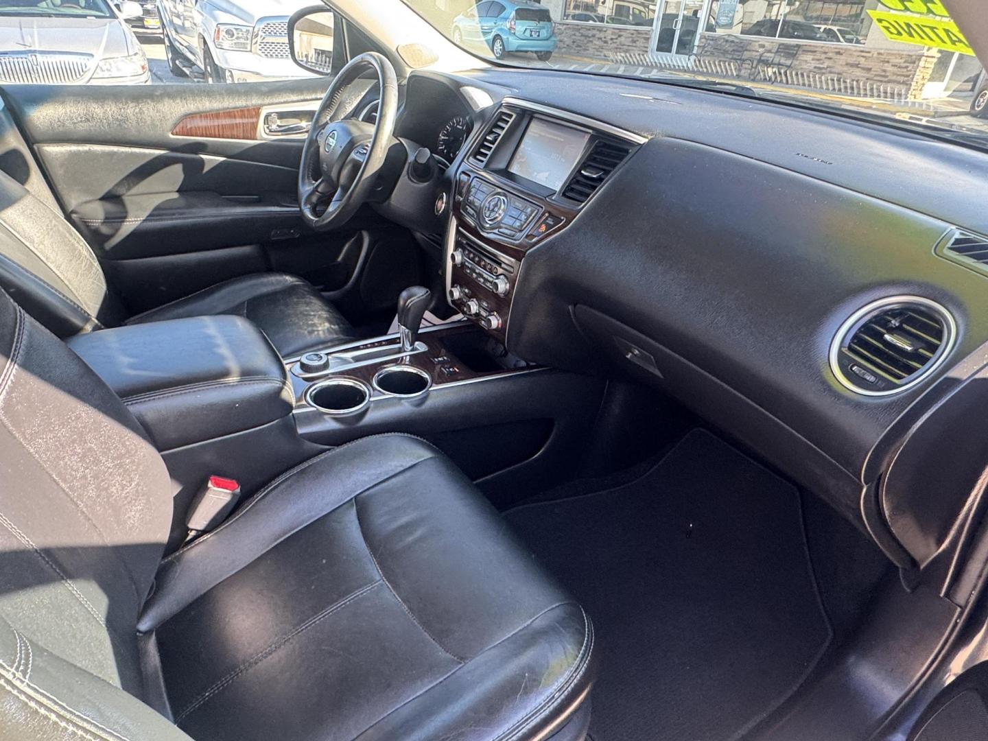 2014 grey Nissan Pathfinder S 4WD (5N1AR2MM6EC) with an 3.5L V6 DOHC 24V engine, Continuously Variable Transmission transmission, located at 2190 Hwy 95, Bullhead City, AZ, 86442, (928) 704-0060, 0.000000, 0.000000 - 4 x 4. 4 wheel drive . 1 owner clean carfax. we finance. loaded leather. - Photo#16