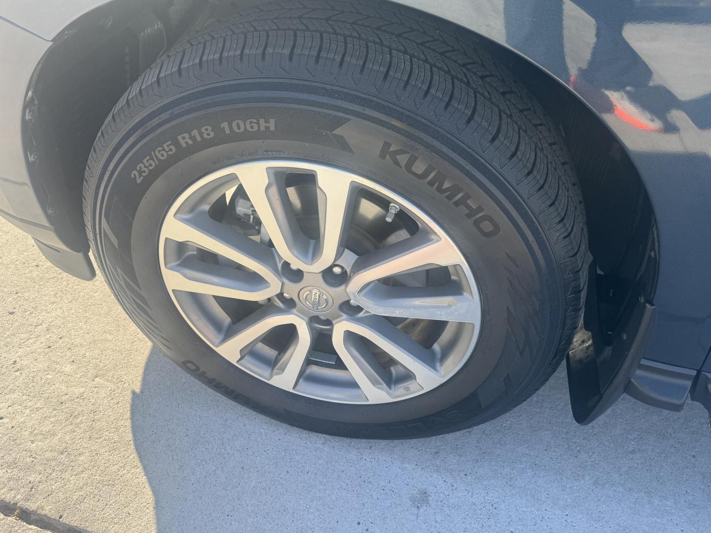 2014 grey Nissan Pathfinder S 4WD (5N1AR2MM6EC) with an 3.5L V6 DOHC 24V engine, Continuously Variable Transmission transmission, located at 2190 Hwy 95, Bullhead City, AZ, 86442, (928) 704-0060, 0.000000, 0.000000 - 4 x 4. 4 wheel drive . 1 owner clean carfax. we finance. loaded leather. - Photo#8