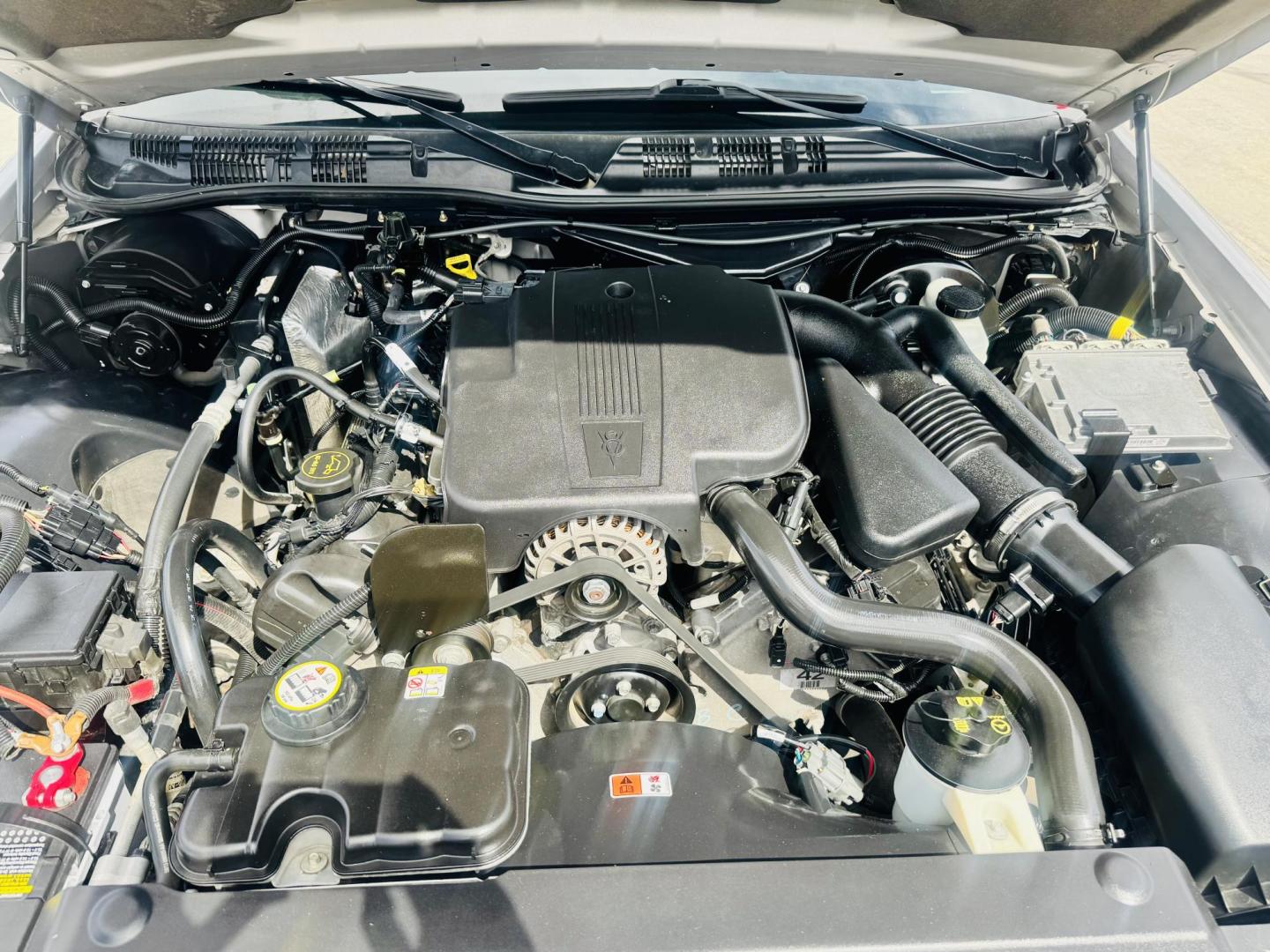 2005 Silver Mercury Grand Marquis LS Premium (2MEFM75W55X) with an 4.6L V8 OHC 16V engine, 4-Speed Automatic Overdrive transmission, located at 2190 Hwy 95, Bullhead City, AZ, 86442, (928) 704-0060, 0.000000, 0.000000 - 2005 Mercury Grand Marquis LS. Leather loaded. Premium edition. power windows locks. Only 107K miles. 4.6 V8 engine. 6 disk cd player. Free warranty. Free carfax. In house financing. Buy Here Pay Here . Only at Dunton Motors. - Photo#8