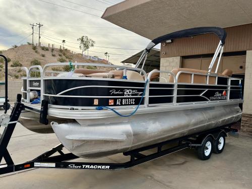 2016 Sun Tracker. 20 fishin Barge DLX pontoon